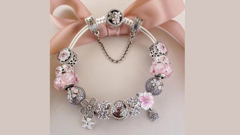 Lựa chọn v&ograve;ng charm theo m&agrave;u da sẽ t&ocirc;n l&ecirc;n vẻ đẹp